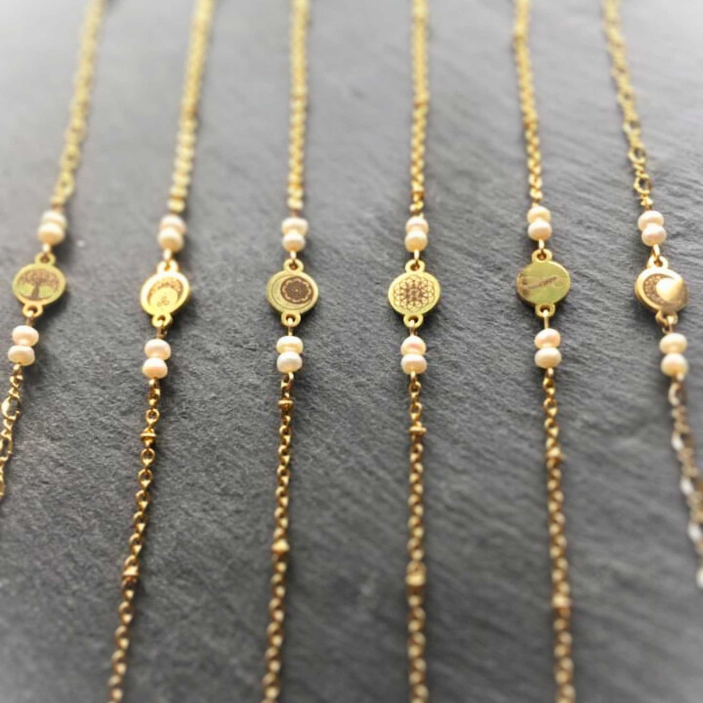 Bracelet - Golden chain - Genuine Pearls - Choose your symbol