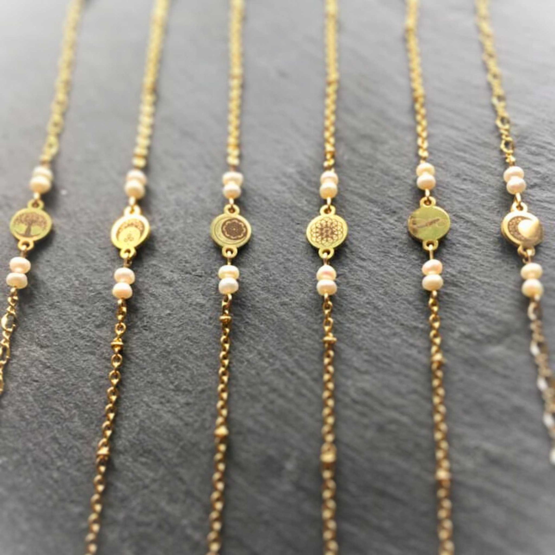 Bracelet - Golden chain - Genuine Pearls - Choose your symbol