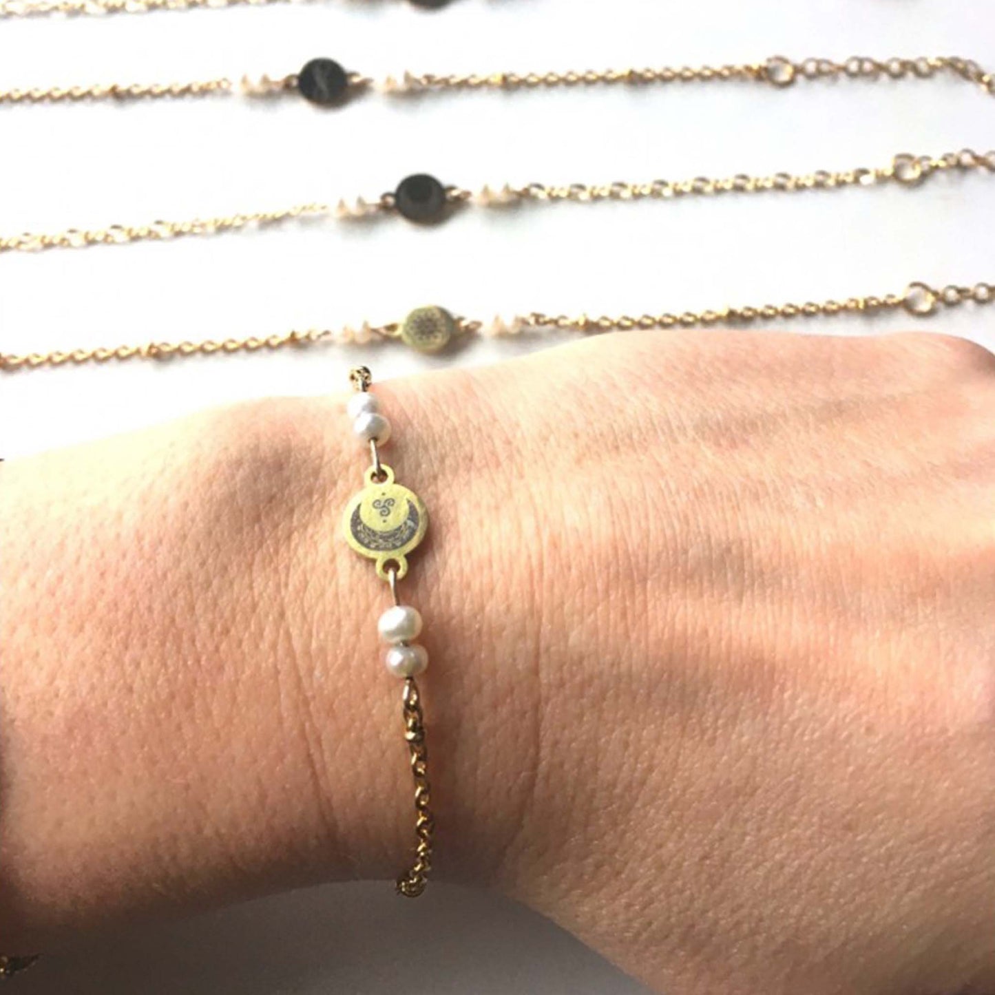 Bracelet - Golden chain - Genuine Pearls - model